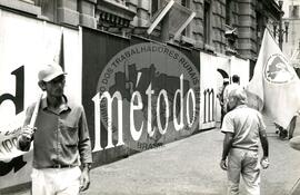 Manifestação na Praça da Sé (São Paulo-SP, [sem data]) [fotografia] / Fotógrafo(a) : Douglas Mansur ; Debora Lerrer. -- Ref.: BR-SPMST_MST-SN-CIN_AMP_000411-002411-AMT.