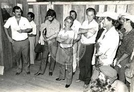 Visita de Deputados à Fazenda Bom Retiro (Palmeiras das Missões-RS, nov. 1984) [fotografia] / Fotógrafo(a) : Arquivo MST. -- Ref.: BR-SPMST_MST-SN-CIN_AMP_000659-003688-ARV.