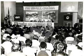 Vígiila pela Reforma Agrária no Sindicato dos Metalúrgicos (São Bernardo do Campo-SP, 25 abr. 1992) [fotografia] / Fotógrafo(a) : Douglas Mansur. -- Ref.: BR-SPMST_MST-SN-CIN_AMP_000383-002036-AMT.