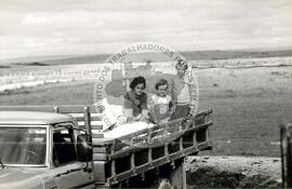 Assentamento "Conquista da Fronteira do MST (Hulha Negra-RS, nov. 1993) [fotografia] / Fotógrafo(a) : Milton Pomar. -- Ref.: BR-SPMST_MST-SN-CIN_AMP_000178-001282-ASS.