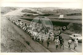Chegada da Marcha Nacional à Brasília (Brasília-DF, fev. 1997) [fotografia] / Fotógrafo(a) : Douglas Mansur ; Paulo P. Lima. -- Ref.: BR-SPMST_MST-SN-CIN_AMP_001397-011077-MAC.