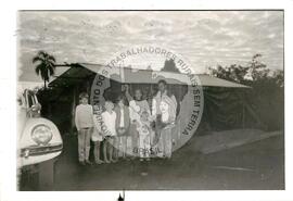 Família assentada assentamento "Fazenda Vitória" do MST (Lindoeste-PR, 1986) [fotografia] / Fotógrafo(a) : Arquivo MST ; Renato. -- Ref.: BR-SPMST_MST-SN-CIN_AMP_000166-001172-ASS.