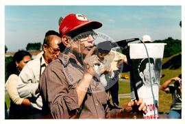 Inauguração do Monumento em homenagem a Antônio Tavares Pereira (Curitiba-PR, 01 mai. 2001) [fotografia] / Fotógrafo(a) : Douglas Mansur. -- Ref.: BR-SPMST_MST-SN-CIN_AMP_001025-008002-ELF.