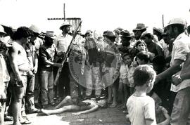 Protesto contra a violência da PM na "Fazenda Annoni" (Rio Grande do Sul, 02 out. 1986) [fotografia] / Fotógrafo(a) : Karine Emerich. -- Ref.: BR-SPMST_MST-SN-CIN_AMP_000452-002623-AMT.