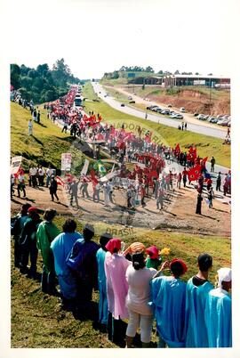 Inauguração do Monumento em homenagem a Antônio Tavares Pereira (Curitiba-PR, 01 mai. 2001) [fotografia] / Fotógrafo(a) : Douglas Mansur. -- Ref.: BR-SPMST_MST-SN-CIN_AMP_001028-008132-ELF.