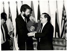 Posse de Dante de Oliveira no Ministerio da Reforma e Desenvolvimento Agrário (Distrito Federal (Brasil), 29 mai. 1985) [fotografia] / Fotógrafo(a) : Leandro Abreu. -- Ref.: BR-SPMST_MST-SN-CIN_AMP_000645-003667-ARV.