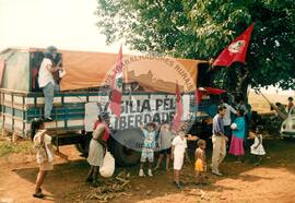 Assentamento "Fazenda Santa Clara" do MST (Pontal de Parapanema-SP, 1997) [fotografia] / Fotógrafo(a) : Douglas Mansur. -- Ref.: BR-SPMST_MST-SN-CIN_AMP_000348-001657-ASS.