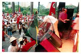Mobilização para Marcha das Mulheres do acampamento "Terra sem males" do MST na Praça da Sé (São Paulo-SP, 08 mar. 2002) [fotografia] / Fotógrafo(a) : Arquivo MST. -- Ref.: BR-SPMST_MST-SN-CIN_AMP_000399-002256-AMT.