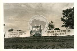 Congresso Nacional do MST, 2o (Distrito Federal (Brasil), 08 mai. 1990) [fotografia] / Fotógrafo(a) : Carlos Carvalho ; Douglas Mansur. -- Ref.: BR-SPMST_MST-SN-CIN_AMP_000702-004214-CGR.