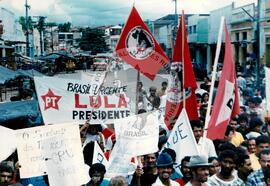 Mobilização na Praça Fausto Cardoso em frente ao Palácio do Governo (Sergipe, abr. 1996) [fotografia] / Fotógrafo(a) : Diogenes Di. -- Ref.: BR-SPMST_MST-SN-CIN_AMP_000561-003161-AMT.
