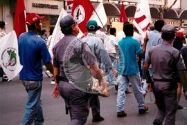 Manifestação na Praça da Sé (São Paulo-SP, [sem data]) [fotografia] / Fotógrafo(a) : Douglas Mansur ; Debora Lerrer. -- Ref.: BR-SPMST_MST-SN-CIN_AMP_000411-002419-AMT.
