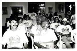 Grupo Oficina do MST presta homenagem ao embaixador de Cuba e Che Guevara (Distrito Federal (Brasil), 28 ago. 1997) [fotografia] / Fotógrafo(a) : Francisca Montejo. -- Ref.: BR-SPMST_MST-SN-CIN_AMP_000581-003234-AMT.
