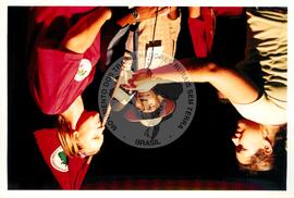 Semana Nacional de Cultura Brasileira e Reforma Agrária (Rio de Janeiro-RJ, 18 mar. 2002) [fotografia] / Fotógrafo(a) : Luciney Martins. -- Ref.: BR-SPMST_MST-SN-CIN_AMP_001816-013352-NDT.