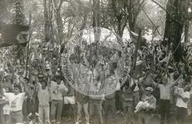 Acampamento do MST [sem identificação] (São Miguel das Missões-RS, jul. 1992) [fotografia] / Fotógrafo(a) : Debora Lerrer ; Claudemir. -- Ref.: BR-SPMST_MST-SN-CIN_AMP_000088-000699-ACP.