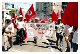 Mobilização para Marcha das Mulheres do acampamento "Terra sem males" do MST na Praça da Sé (São Paulo-SP, 08 mar. 2002) [fotografia] / Fotógrafo(a) : Arquivo MST. -- Ref.: BR-SPMST_MST-SN-CIN_AMP_000399-002252-AMT.